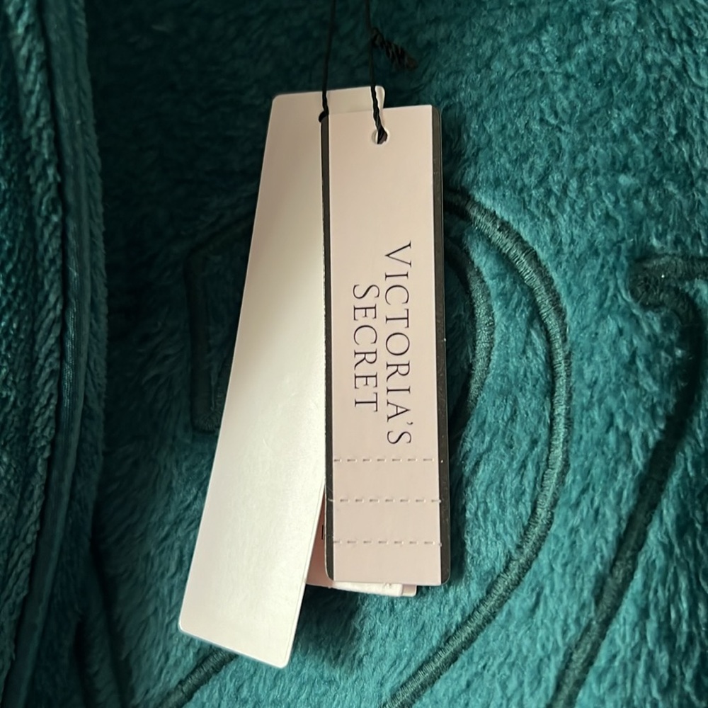 NWT VS Plush Robe - Picture 3 of 9